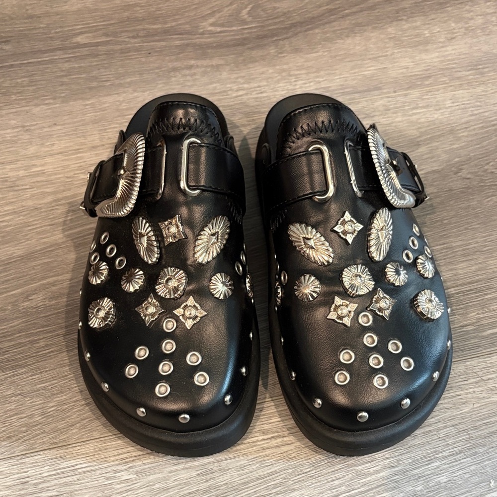 Women’s clogs. Fits 6 1/2-7